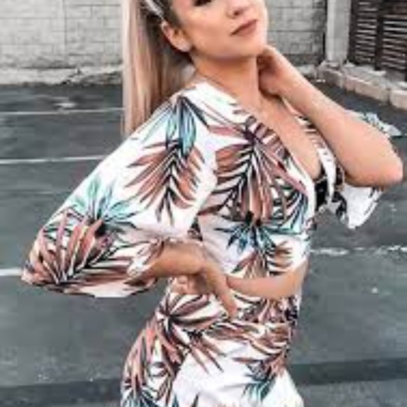 Tropical Plunging Crop Top & Pompom Shorts - Picture 5 of 12